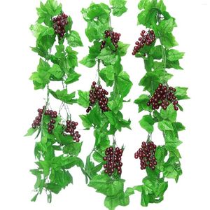 Frutos artificiais da simulação da uva das videiras das flores decorativas com videiras do fruto das uvas nenhuns