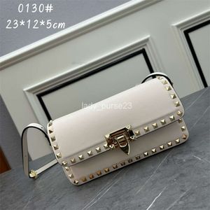 Tasarımcılar Çanta Leydi Tasarımcı Çanta Lady Casual Çantalar Vsling Stud 2024 Yeni Perçinli Yüksek Uç Moda Çantası Flip Deri Deri Omuz Crossbody Velentino Under Emfed S UW46