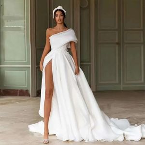 Abito da spiaggia sexy taglie forti Una spalla alta con applicazioni di spacco Abiti da sposa in pizzo Sweep Train Abiti da sposa in organza Abiti Moda C