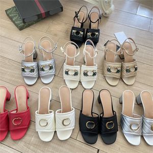 Designermarken-Strandsandalen, luxuriöse Hausschuhe, klobige Absätze, dicker Boden, Leder-Metallknopf-Slides, Sommerschuhe mit besticktem Blumendruck