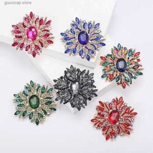 Pins Broches Dmari Luxo Mulheres Broche Espumante Vidro Grande Flores Broche Pin 6-Color Clássico Floco de Neve Distintivo para Vestido Festa de Casamento Presente Y240329