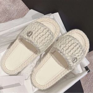 2024 neue stil schuh chanells Hausschuhe frauen 2023 Neue Frühling Dicke Sohle Sommer Hohe Grade Dicke Sohle Gestrickte Sandalen weichen Trendy Gestrickte