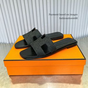 2024 Summer Ny läder skarvade platt botten tofflor kvinnors sandaler avancerad lyxdesigner utomhus fritid strandskor sandaler tofflor storlek 35-42+box 10+a+a+a