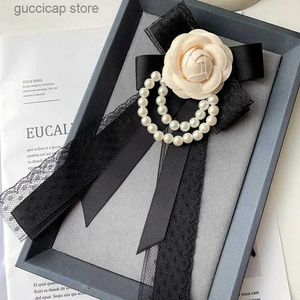 Bow Ties White Camellia Bow Tie Brosch Pearl Chain Lace Ribbon Handgjorda smycken Womens Korean College Style Suit Shirt Collar Flowers Y240329