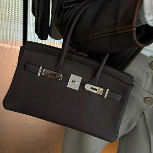 A Birknns Classic Bag 2024 Neues Produkt, das im Internet beliebt ist, modisch und vielseitig mit dunkler Lock -Schnalle Konkave Design nähen Faden einzelner Schulter FDSS