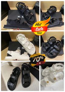 2024 Topp lyxdesigner Sandaler Kvinnor Black Calfskin Shoes Quiltade Platform Flats Low Heel Wedge Diamond Buckle Slip On Ankle Strap Flip Flop