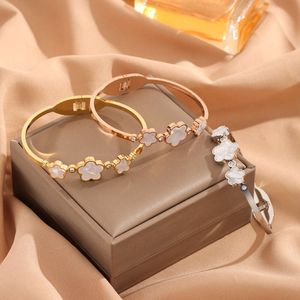 Imitazione alla moda del trifoglio bianco beige aperto per le donne e gioielli versatili con bracciale in oro che non sbiadiscono