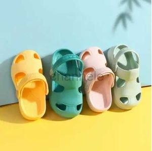 Sandals 2021 Summer New Baby Hole Shoes Children Solid Color Nice Non -slip Soft Floor Old Boys Girl Beach Sandals 1 -3 Years 240329