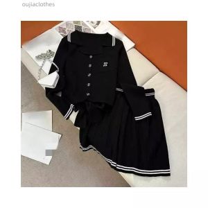 24ss Knitted Women Jumpers Tops Skirts Set Luxury Designer Letters Contrast Color Tees Pleated Skirt Outfit Elegant Casual Daily Woman Knits Shirts Dress Set