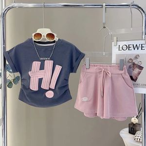 ティーンエイジャーの夏の女の子の服セット半袖レターこんにちは快適なTシャツパンツ2PCSスーツカジュアル服240323