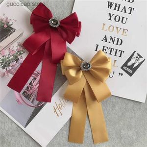 Bow Ties Kadın Şerit Rhinestone Bow Tie Brooch Kore Kolej tarzı gömlek kazak yaka pin aksesuarları şık mücevher hediyeleri y240329