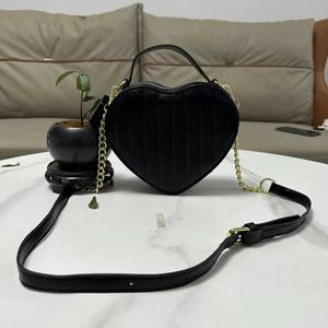 Kärleksfull designväskor Kvinnor 2024 Nya modebrev Solid Color Classic Mini Heart Shaped Bag Luxury Liten axelväska för flickor söta