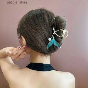 Klipsy do włosów Nowe proste ryba ogon w kształcie włosów pazur elegancki pusty kucyk klip geometryczny vintage perłowy rekin klip Women Hair Clip Accessori Y240329