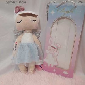 Animais de pelúcia de pelúcia Nome personalizado Metoo Angel Angela Dolls com bolsa Baby Kawaii Brinquedos de pelúcia para crianças Princho de pelúcia de brinquedo de Natal Presente de aniversário240327