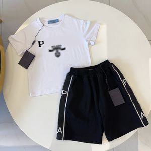 Set di abbigliamento di design di lusso per bambini T-shirt bianca con monogramma corto moda marchio di moda britannico estate tesori per bambini ragazze cotone nero bianco due pezzi