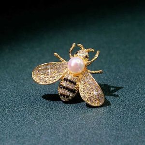 Pins Brooches MOZOG Fashion Jewelry Electroplated Bee Brooch Popular Ornaments Exquisite Badges Ultra-Light Delicate Clothing Daily Lapel Pins Y240329