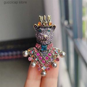 Stift broscher nya medeltida vintage full diamant krona hund björn armband retro palats stil tung industri animal kappa stift spännsmycken y240329