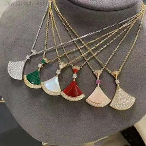 مصمم Bulgarie Jewelry Baojia نسخة عالية جديدة قلادة صغيرة تنورة للسيدات على شكل رجل أحمر صغير اللون أبيض فريتيلاريا Red Jade Marrow Chain Factor Live