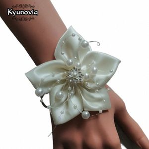Kyunovia Silk Ribb Corsages Pearl Pärled Wrist Corsage Wedding Ivory Bridesmaid Armband Bride Wrist Corsage Decorati BY22 Q31A#