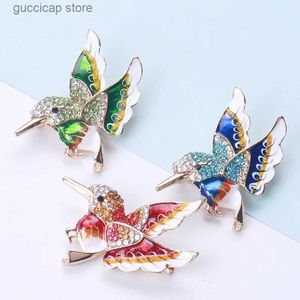 Pins Broschen Dmari Frauen Brosche Nette Emaille Strass Kolibri Revers Pin Papagei Büro Dame Abzeichen Zubehör Für Kleidung Luxus Schmuck Y240329