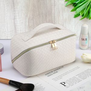 Lay Flat Makeup Organizer Weave Mönster PU Bag stor kapacitet Vattentät kosmetik för kvinnor 240328