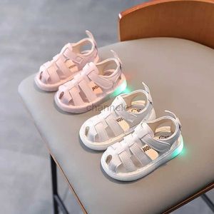 Sandalen Baby Mädchen Sandalen Sommer Kleinkind Geschlossene Zehen LED Strandschuhe Neugeborene Säugling Glühende Sohle Prinzessin Schuhe Aushöhlen Erste Wanderer 240329