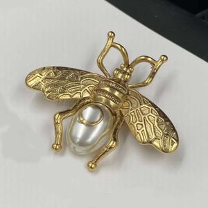 Pins broches de luxo designer moda pinos broches de luxo material de bronze broche sem desbotamento pequeno moda abelha broche masculino feminino mesmo estilo alta qualidade 2024