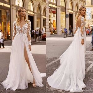 Berta Beach Abiti da sposa Scollo a V Maniche lunghe Abito da sposa in pizzo lombare Senza schienale Alta spaccatura con volant Sweep Train Robes De