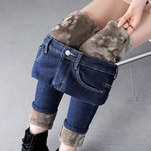 Dicke Winter Warme Dünne Jeans für Frauen Weibliche Hohe Taille Samt Denim Hosen Streetwear Stretch Hose Plus Größe 240315