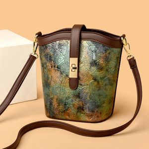 Primavera e verão top couro bolsas femininas novo designer de luxo cordão emenda oco grande capacidade sacos de compras balde letras moda clássica