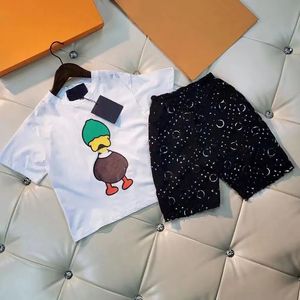 2024 Ny varumärkesdesigner T -skjortor Brown denim ColorBlock Set pojkar Rund halsöppning Asymmetriskt botten Soft Material Kids T Summer Short Long Sleeve