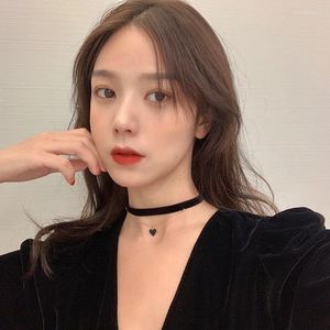 Hängen 2024 Koreanska flickor Chokers Vintage Wine Red Black Velvet Rope Chain Collar Choker Small Heart Halsband för kvinnor smycken Kolye