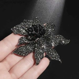 Pins broches de luxo incrustados strass rosa broches vintage temperamento senhoras flor preta lapela pino moda vestido de noite camisola corsage y240329