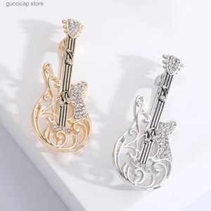 Pins Brooches Dmari Women Brooch Punk Spirit Hollow-Out Guitar Brooch Pin Delicate Rhinestone Lapel Pin Luxury Jewelry Accessories Y240329