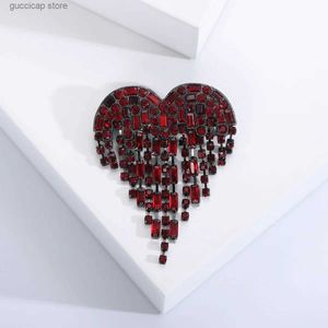 Pins Brooches Dmari Designer Luxury Jewelry For Clothing Blood Black Rhinestone Heart Shape Lapel Pins Long Thread Tassel Brooch Women Brooch Y240329