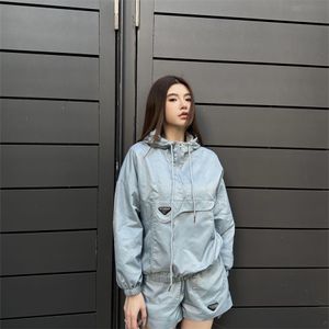 Kvinnors träningsdesigner Spring Hooded Zipper Blue Sweatshirt Elastic Shorts Triangle Label Nylon Suit