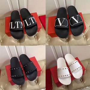 2024 New Style Shoe Cambodia, Vietnam, Singapore Flat Slippers 2024 Summer Trendy Brand Fashion Rivet One Word tofflor Par Beach Shoes Sandals