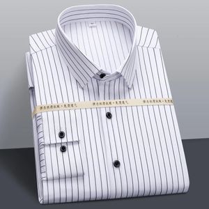 Растяжение мужской рубашки мода с длинным рукавом тонкая молодежь Slim Fit Social Office Social Striped Noniron мягкие простые умные рубашки 240328