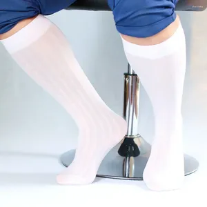 メンズソックスメンズビジネススーツ日本のミッドレングスチューブ通気性紳士セクシーなフォーマルストッキングストライプの膝の高さを見る