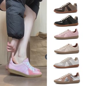 Famous designer high quality sports casual shoes women 2024 spring/summer new beautiful leather flat small white shoes Black training shoes Running shoes Size: 35-40