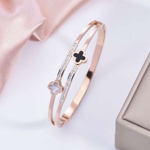 Koreanische Version des modischen, leichten High-End-Edelstahls mit Diamanteinlage, vergoldetes schwarz-weißes Doppelklee-Armband für Frauen ohne