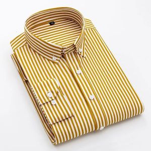 2023 Spring och Autumn Long Sleeve Slim Fit Thin Casual Business Stripe Polo Collar Panel Button Pocket Oversize Mens Shirt 240328