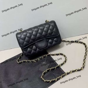 Das Geschäft für Damen-Luxustaschen verkauft zu 90 % hochwertige Vintage-Handtaschen aus Leder im Großhandel. Modische, vielseitige, klassische Umhängetaschen mit einer Schulter und einer Kette