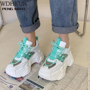 Fitnessskor kvinnor chunky sneakers 2024 vårplattform pappa damer andas kilar avslappnad för kvinna rosa mesh sport