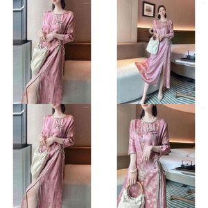 Abbigliamento etnico Cinese tradizionale Qipao Cheongsam Chi-pao Abito da donna stampato in seta imitazione Fascia alta elegante Dolce rosa diviso lungo2024