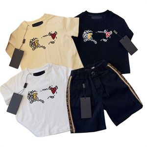 幼児Tシャツの子供服の子供セットボーイズデザイナーセット1-15歳の女の子ボーイTシャツラグジュアリーサマーショーツスリーブ文字タグクラシックブラックホワイトQ02