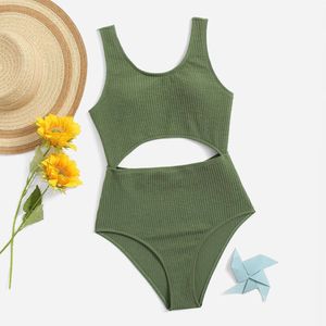 2024 Nuovo costume da bagno primaverile caldo a triangolo di taglia media per ragazze in bikini diviso attillato e alla moda in tinta unita