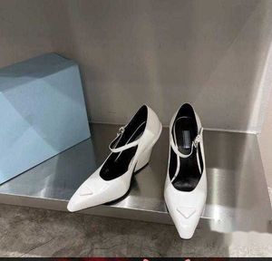 Damen-Klobige Absätze, modische Damenschuhe, elegante Damen-Absätze