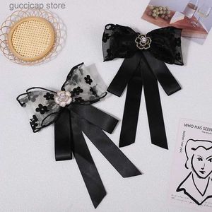 Bow Ties Fashion Women Camellia Bow Brooch Brooch Broce Broatka Korean College Style krótka spódnica Koszulka Fllar Akcesoria Y240329