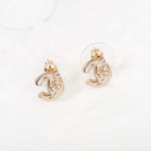 2023 Fashion Style Charm Simple Design Stud Earring in Light 18k Gold Plated For Women Wedding Engagment Jewelry Gift S3074320T